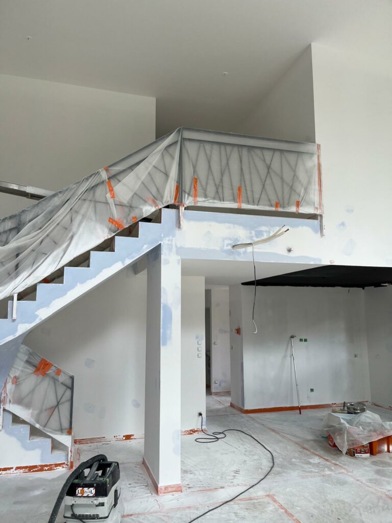 Stéphane Gauthier et sa fille ont rénové une maison neuve à Oytier-Saint-Oblas