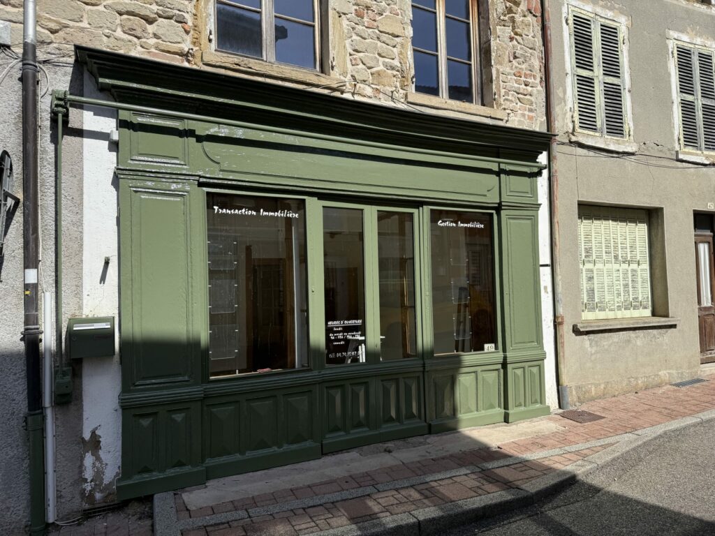 Réfection de la devanture de l’agence immobilière VERNAY de Saint-Georges-d'Espéranche après travaux
