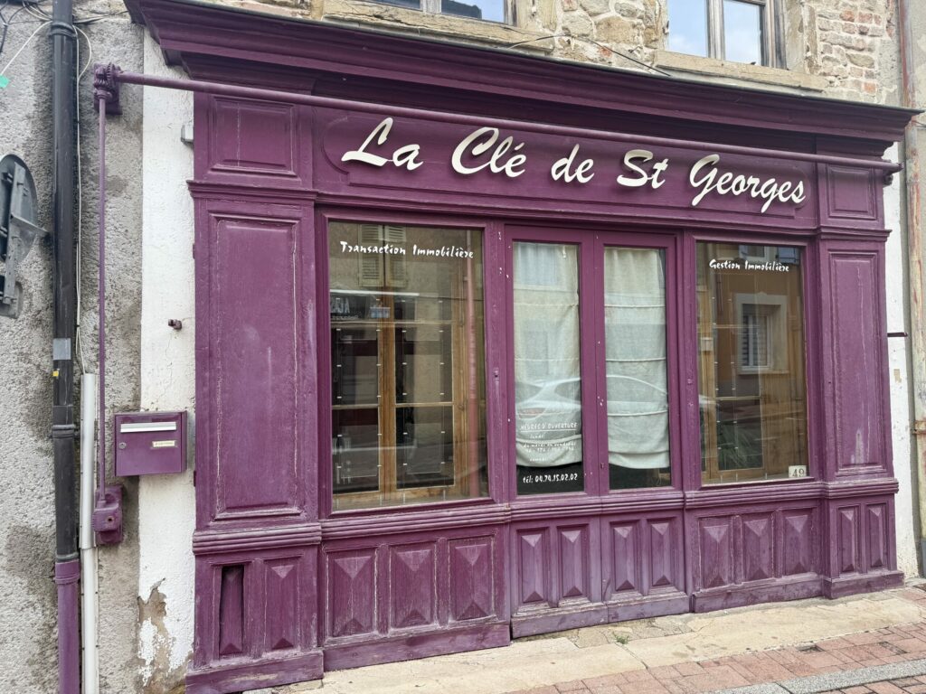 Réfection de la devanture de l’agence immobilière VERNAY de Saint-Georges-d'Espéranche avant travaux