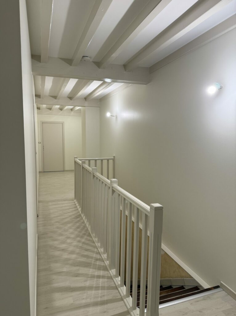 Rénovation couloir à Oytier-Saint-Oblas en Isère photo après travaux
