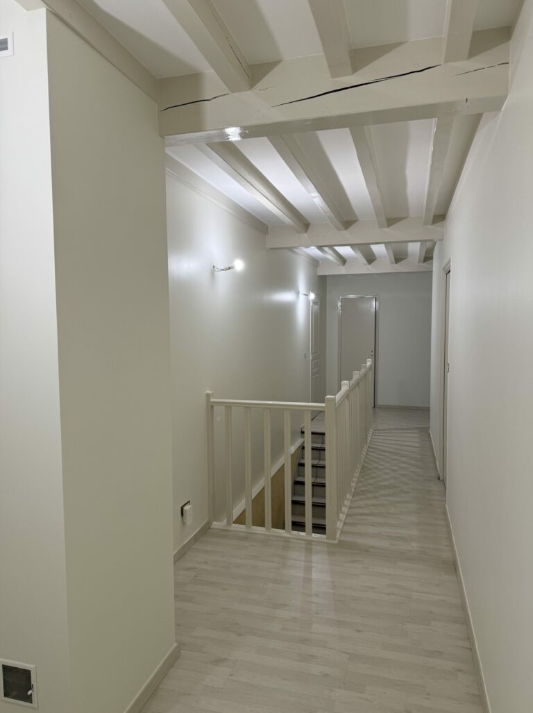 Rénovation couloir à Oytier-Saint-Oblas en Isère photo après travaux