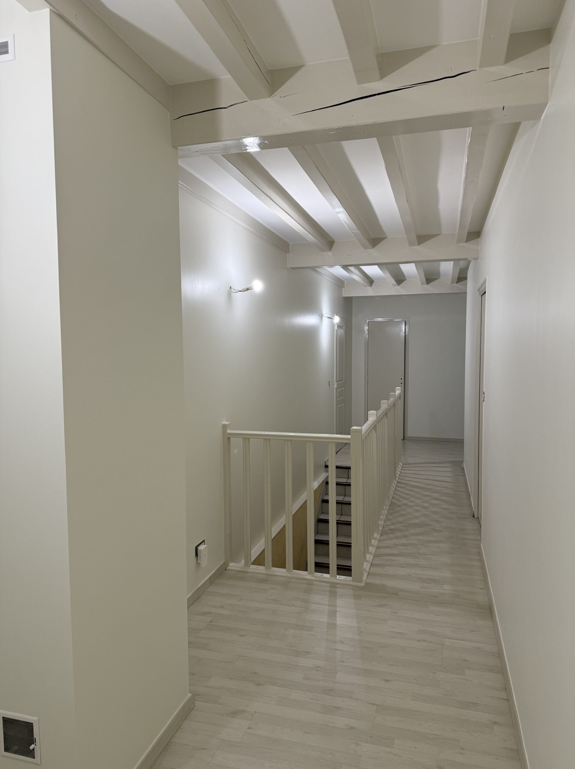 Rénovation couloir à Oytier-Saint-Oblas en Isère photo après travaux